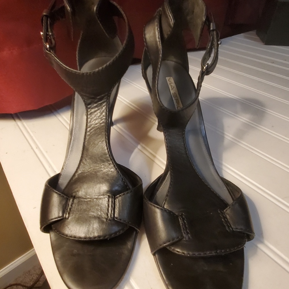 Fine leather black sandals